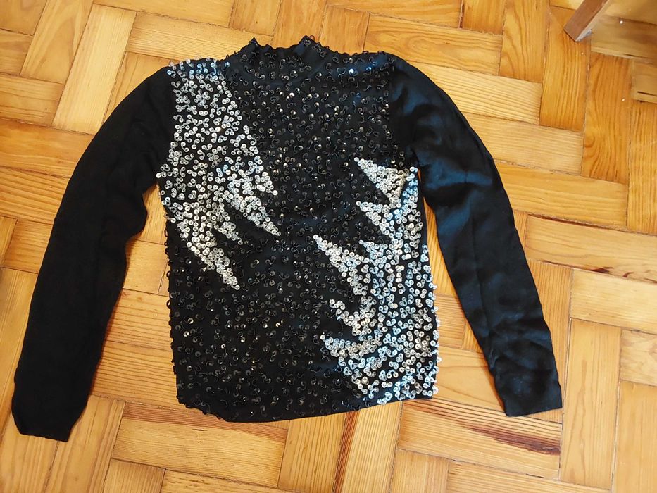 Camisola Preta com brilhas.