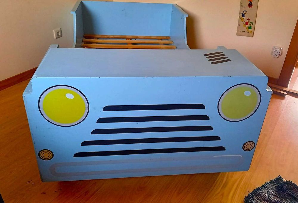 Cama carro para criança com colchão + comoda + mesa de cabeceira