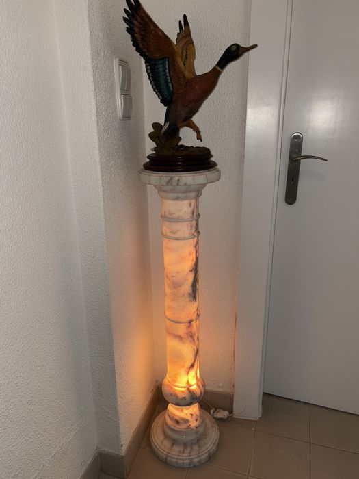 Pedesttal em marmore iluminado