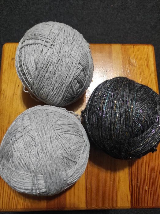 нитки шерстяні, та прості.