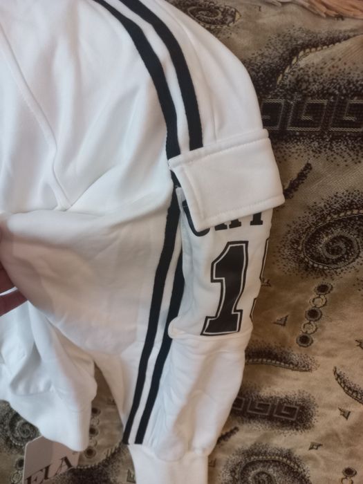 Стильниа зіпка-худі з лампасами та накладними кишенями на рукавах.