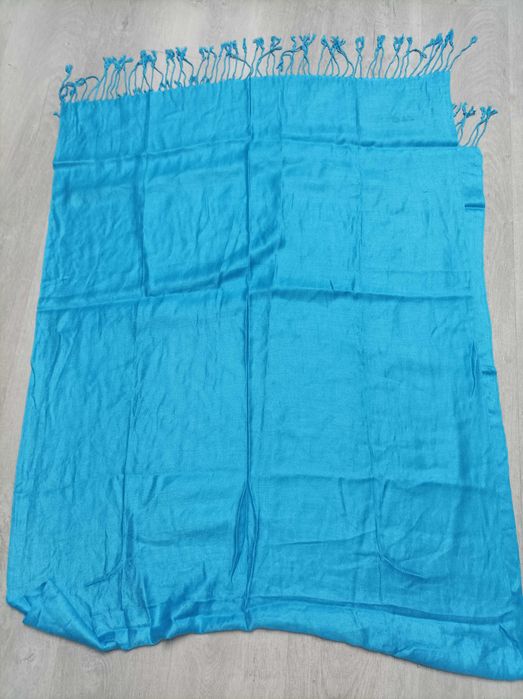 Niebieski szal z frędzlami