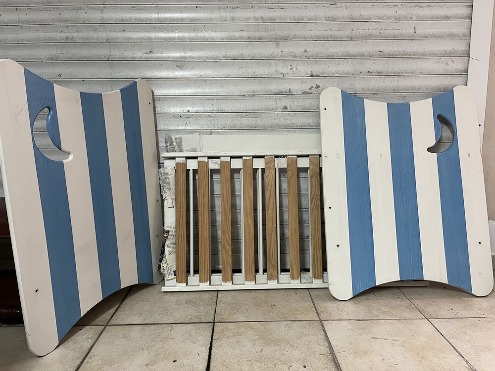 Cama de bébé em madeira