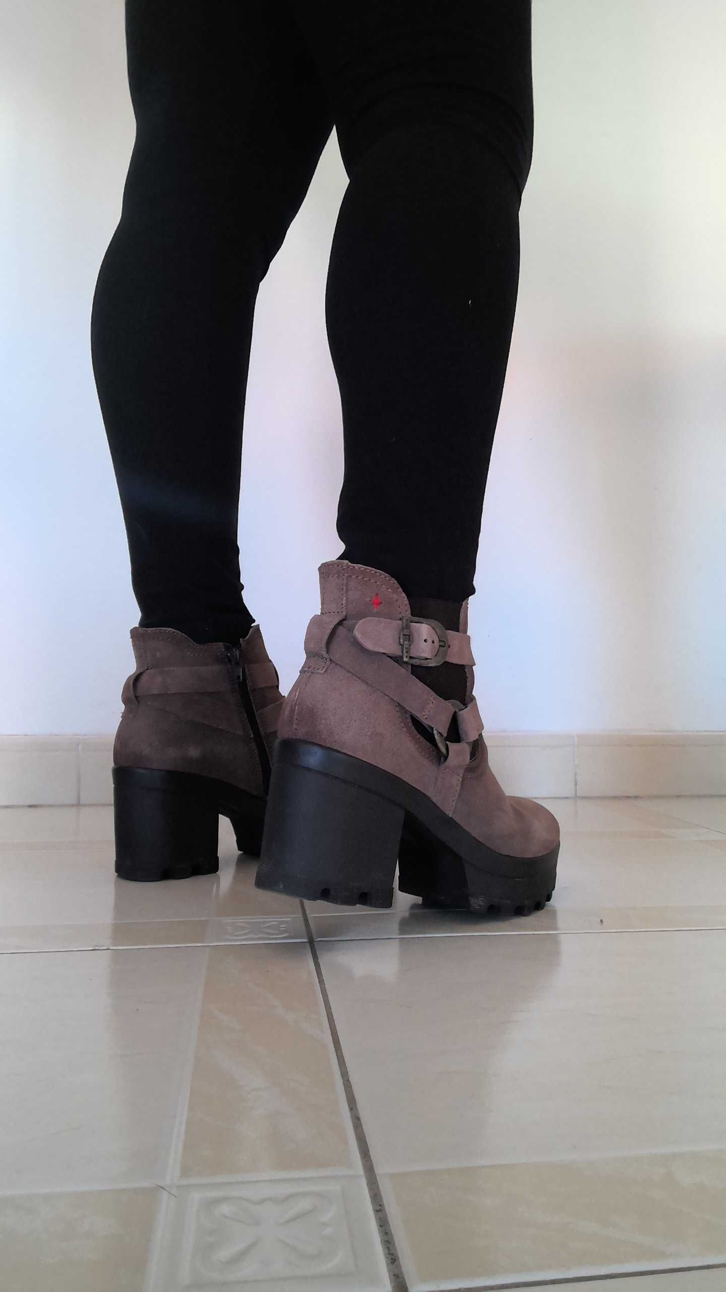 Botins de Couro c/Fivela
