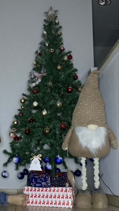 Choinka sztuczna 180 cm z bombkami (jak na zdjeciu)