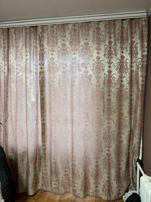 коричневі штори з візерунком