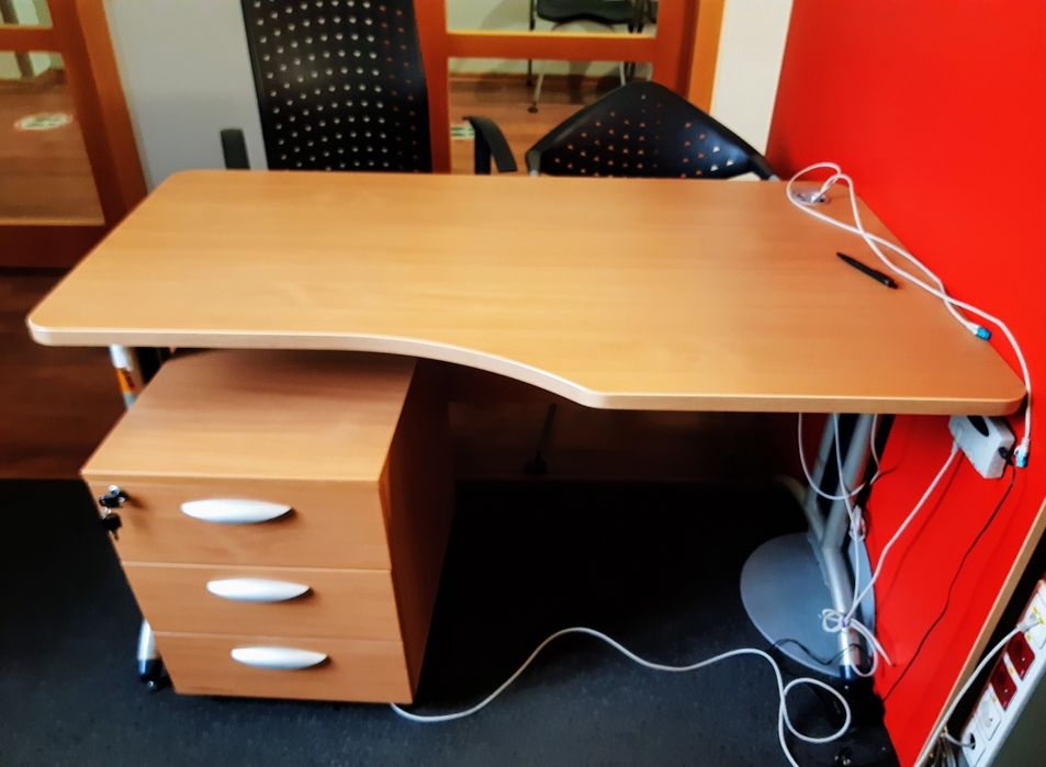 Biurko z zamykaną szafką