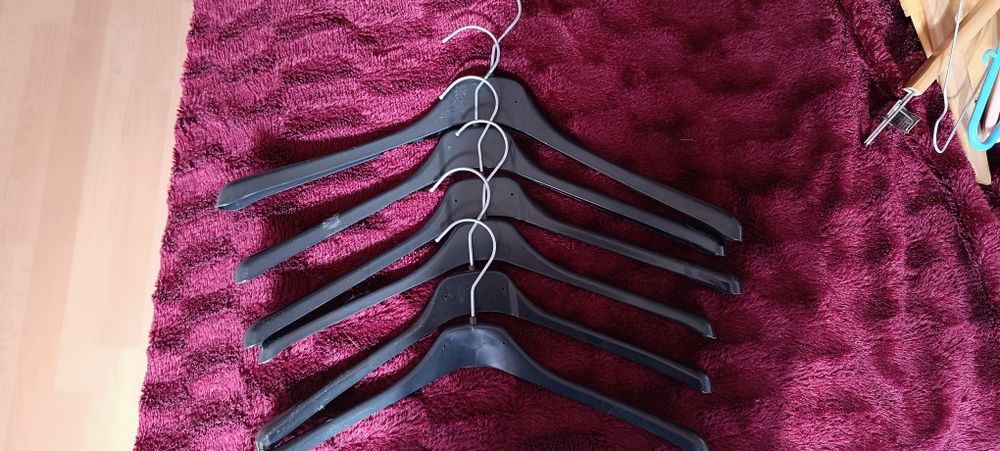 8 cabides usados para roupa