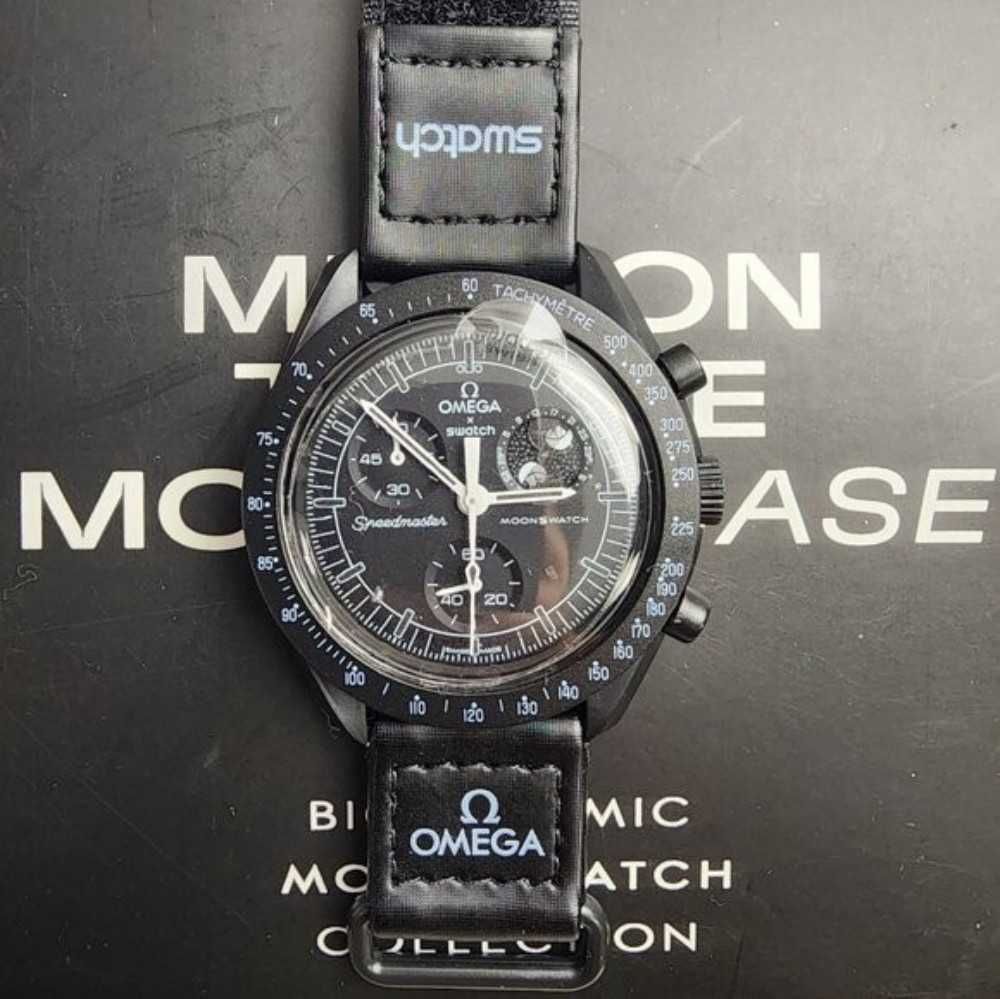 Omega Swatch Snoopy SO33B700 – Kolekcja Ciemnej Lunacji