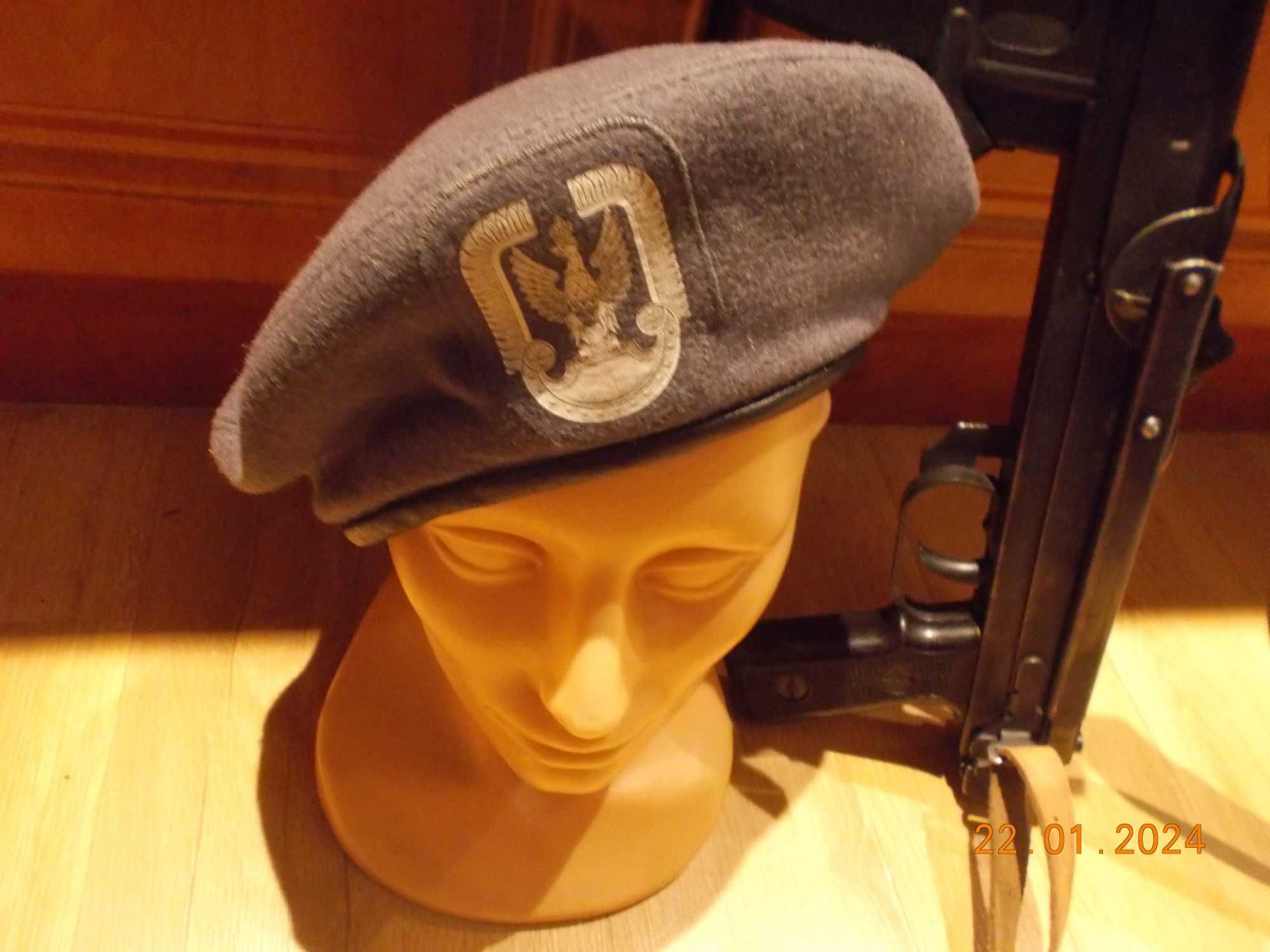 Beret wojskowy -stalowy