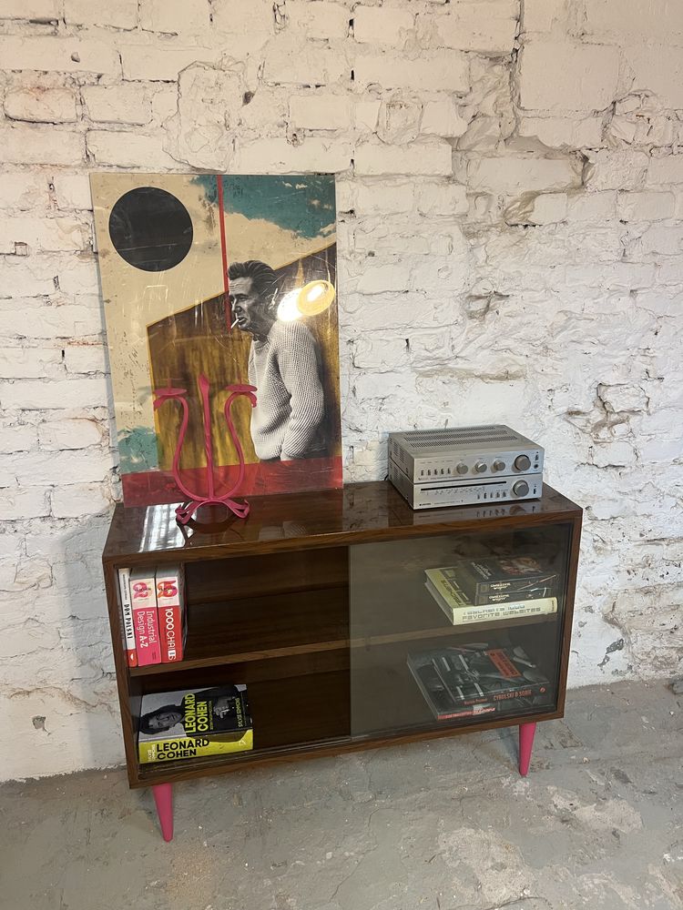 Biblioteczka witryna na rozowych toczonych nogach prl vintage retro