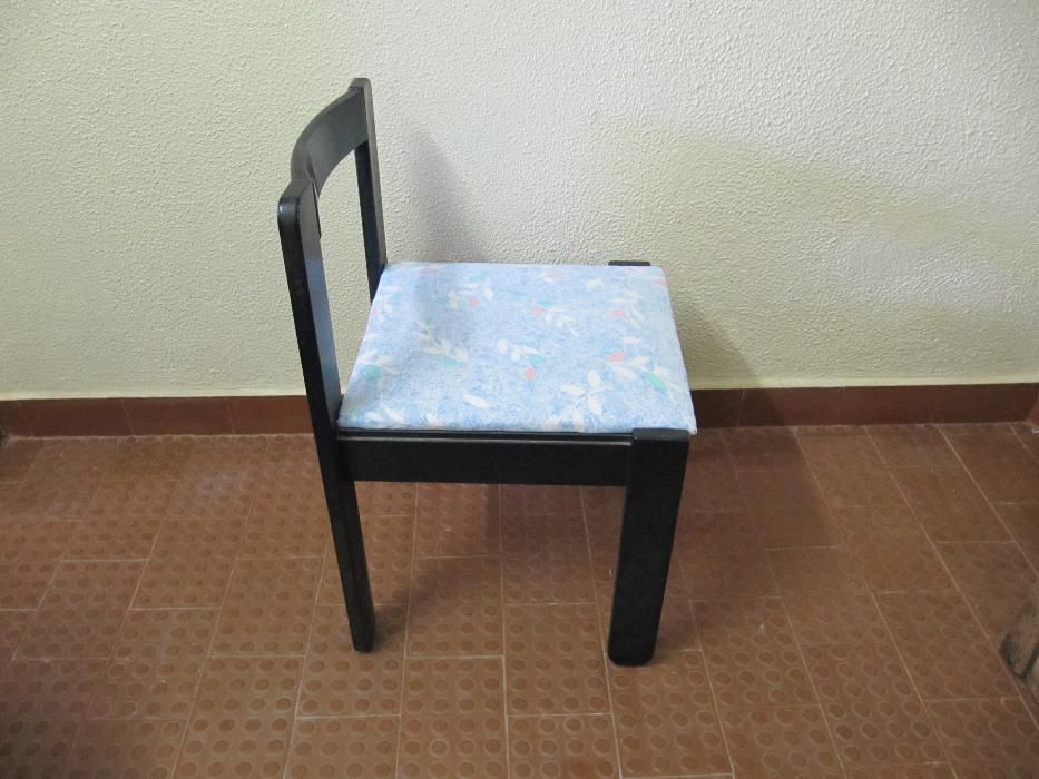 Cadeira em madeira pintada de cor azul