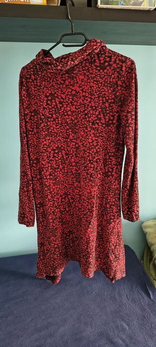 Sukienka tunika z półgolfem w czerwone kwiaty