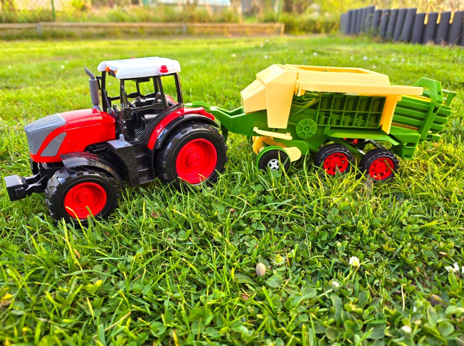 Traktor z maszyną rolniczą nowy czerwony