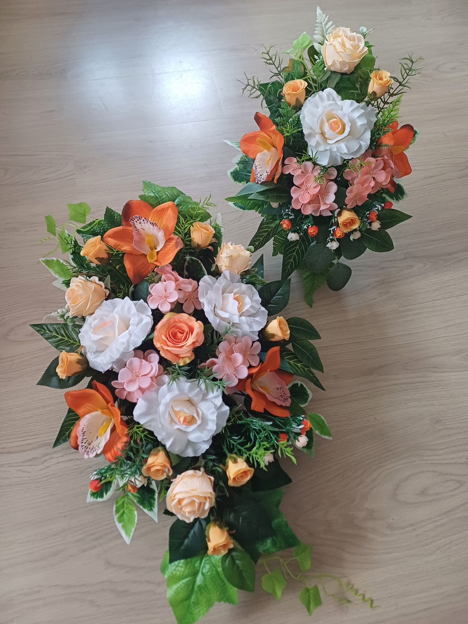 Pomarańczowy zestaw orchidea wiązanka stroik bukiet z wazonem na grób