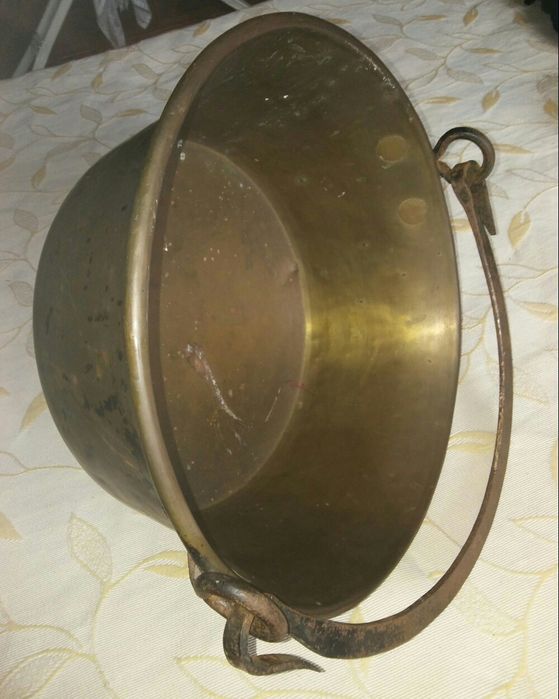 caldeira em cobre, muito antiga. com 37 cm de diâmetro e 11 cm altura