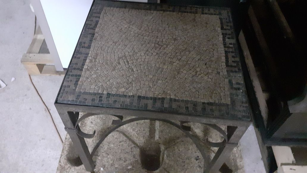 Vendo  mesa em ferro com mosaico