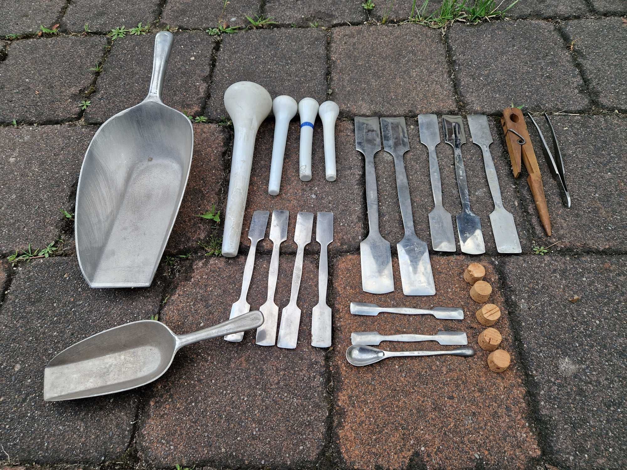 Utensylia sprzęty apteczne recepturowe lata 70