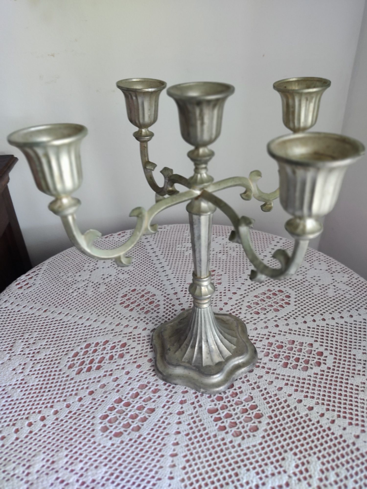 Candelabro em cor prata com 5 suportes