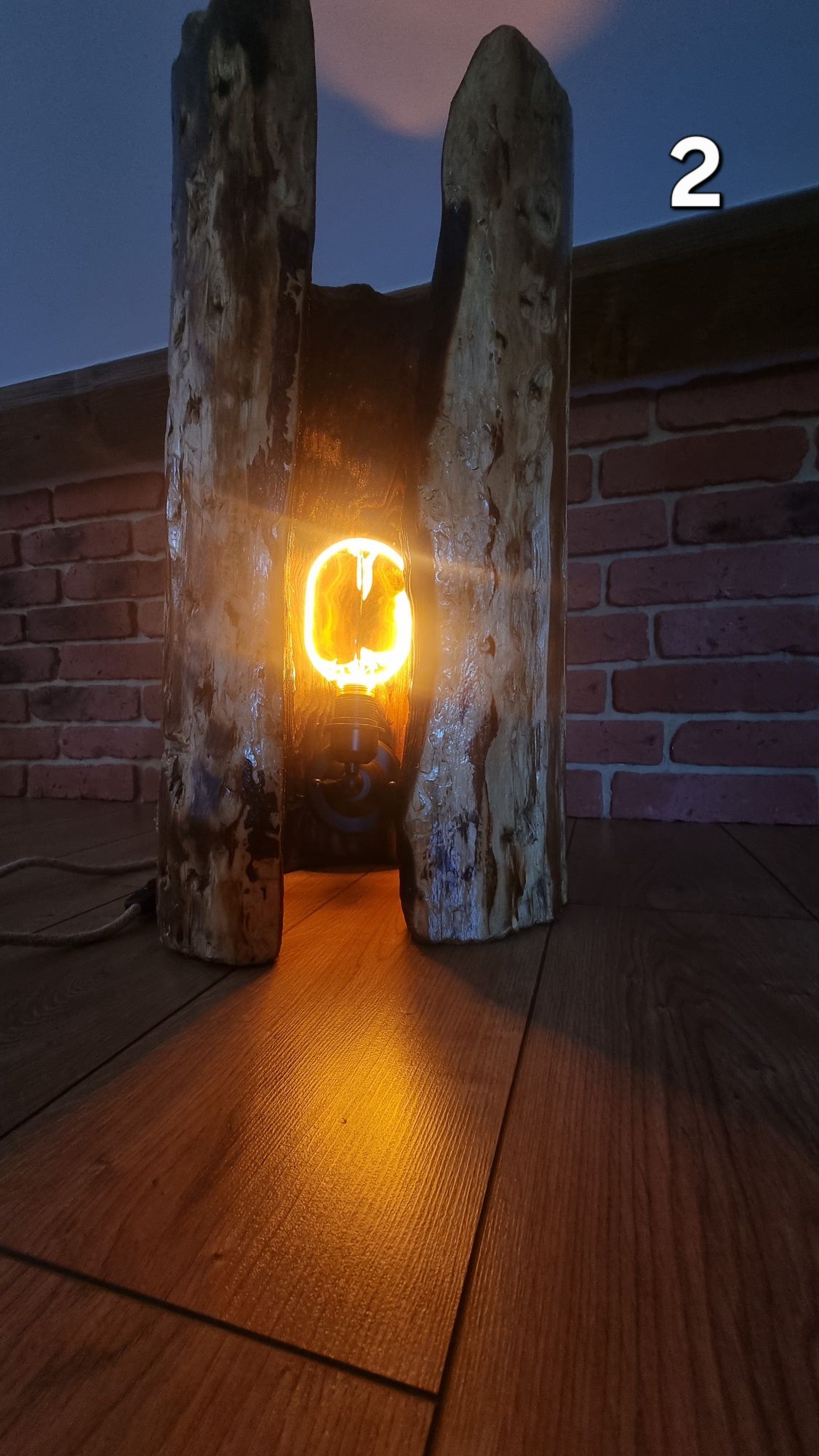 Drewniana lampa podłogowa