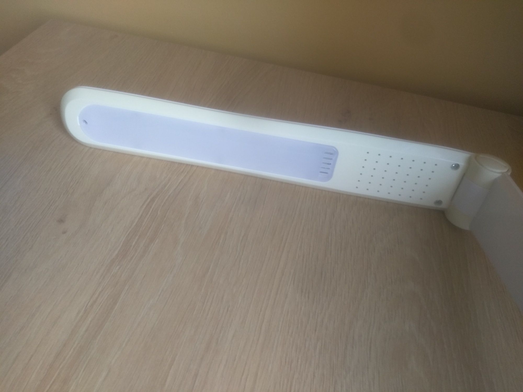 Lampka biurkowa led kaja z regulacją kąta nachylenia i jasności światł