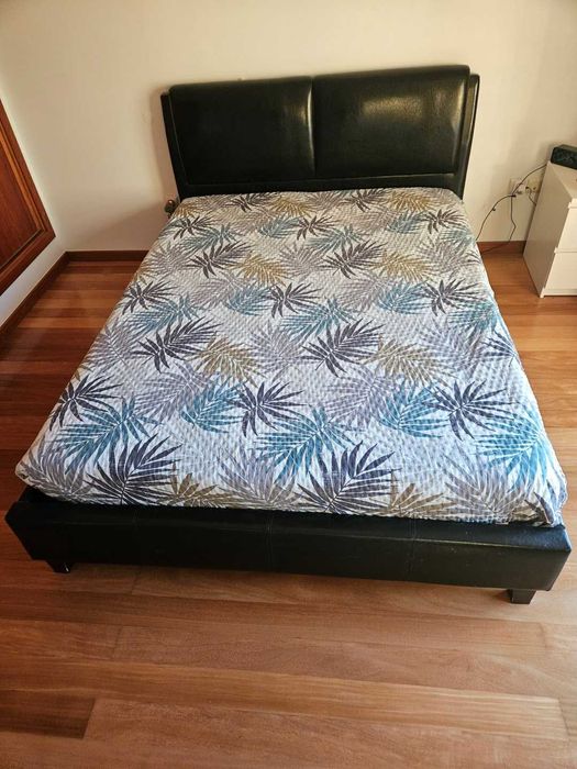 Cama de casal, com estrado e colchão