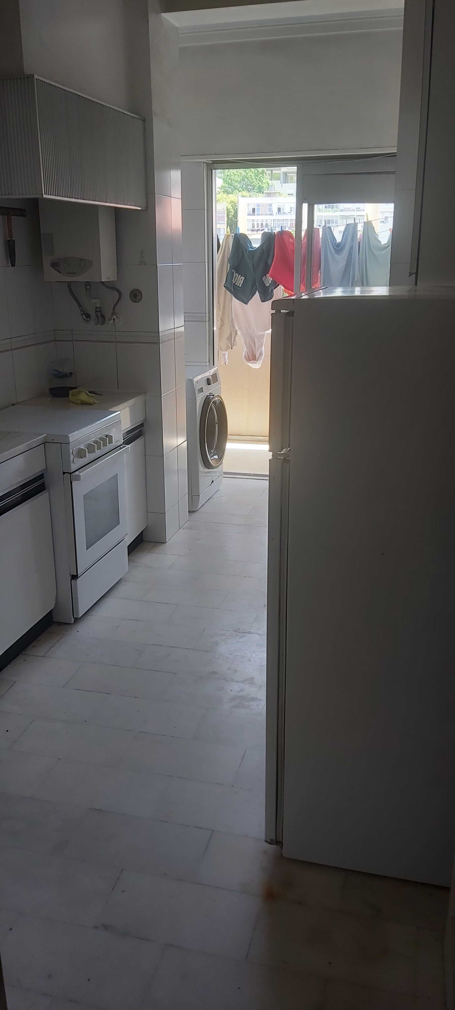 Quarto casal 18 m2 com varanda - Lumiar – Lisboa
