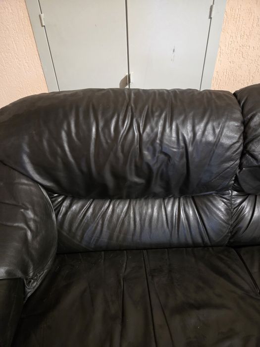 Продам кожаний диван