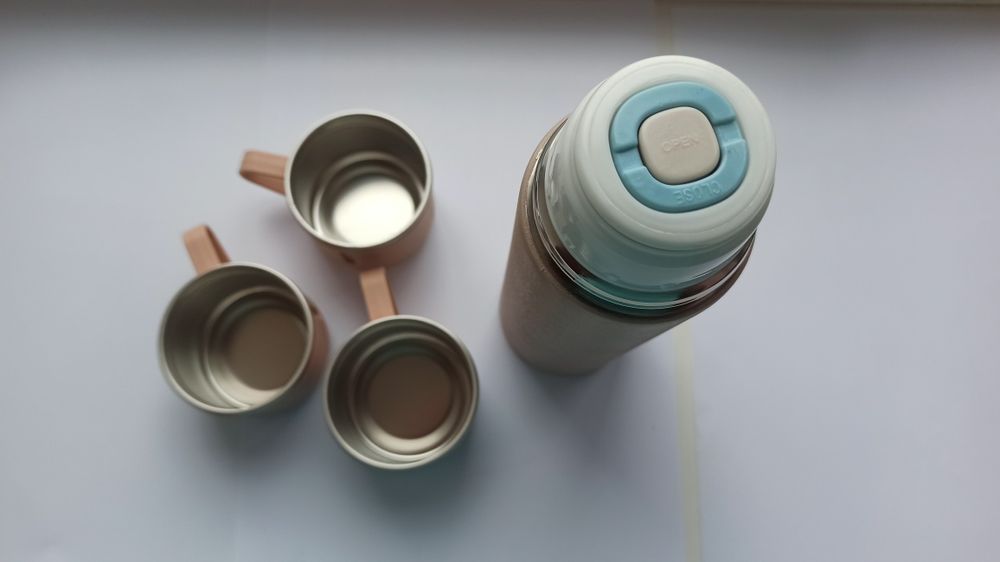 Термос із вакуумною ізоляцією з 3 чашками 500 мл