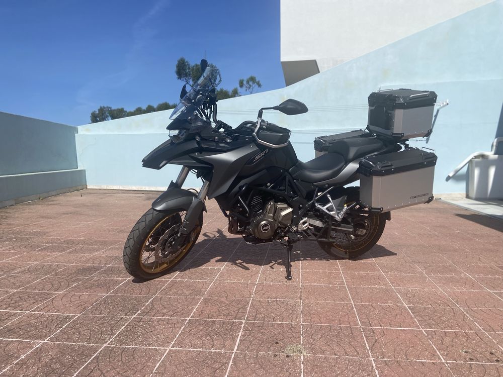 Oportunidade!! Vendo QJ SRT 700 x preta com 1 ano!