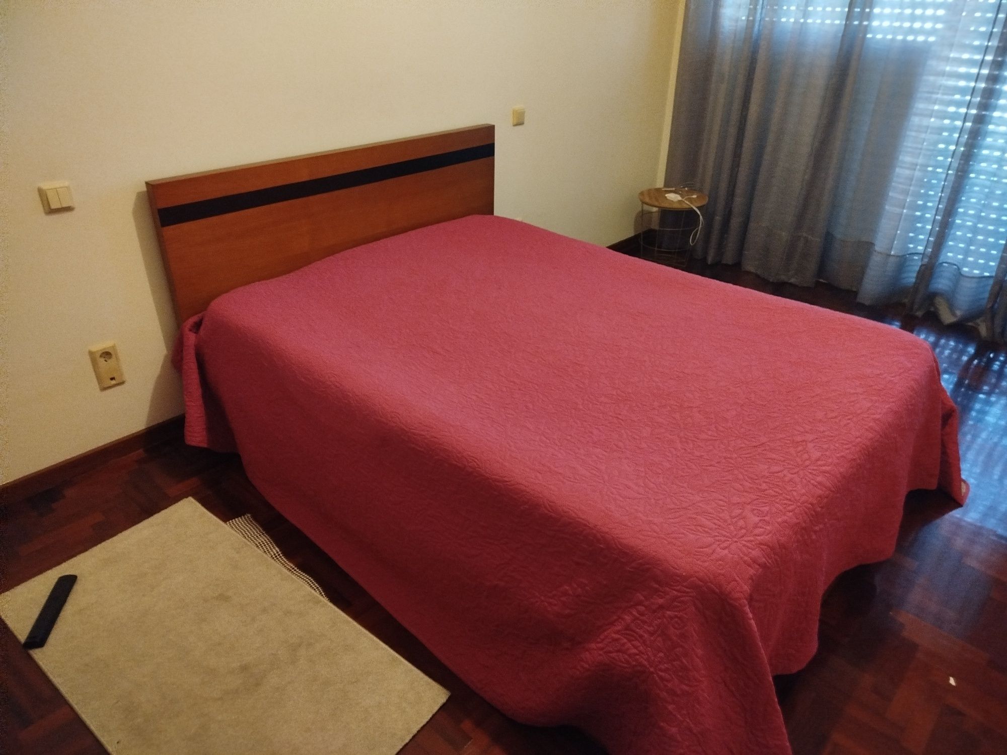 Cama casal em madeira maciça