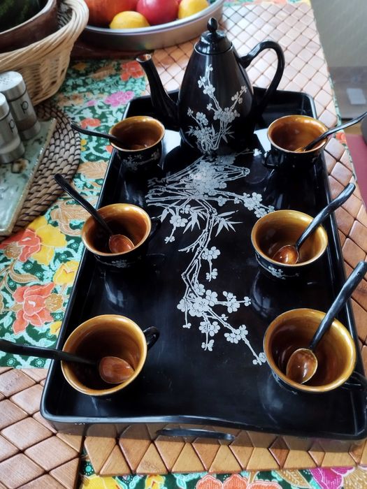 Imbryk z filiżankami z laki