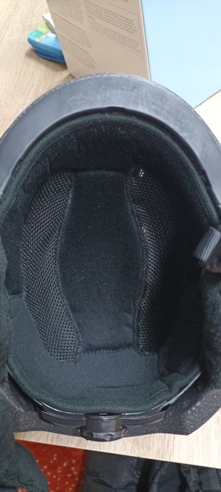 Лижний/Сноубордичний шолом Tchibo In-Mould (Чорний)
​Опис товару
​Це л