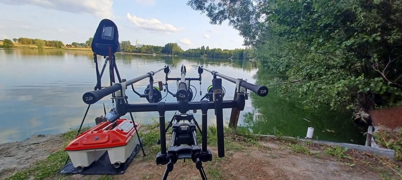 Łódka zanętowa STS Hornet boat