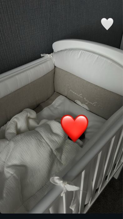 Дитяча кроватка (матрац, наматрацник, постіль, подушки, ковдри)