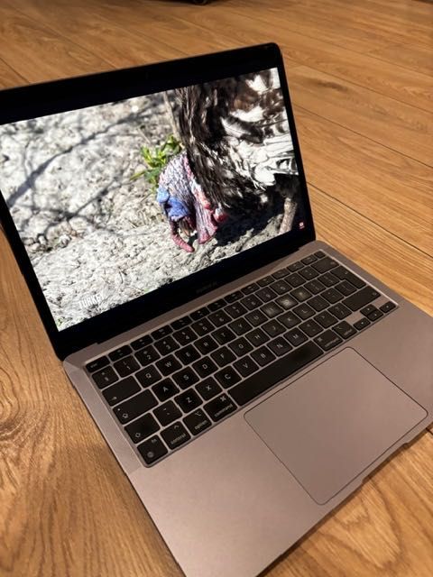 Laptop MacBook Air 2020 M1 8GB / 256 GB szary / 13,3”, bdb, wroc