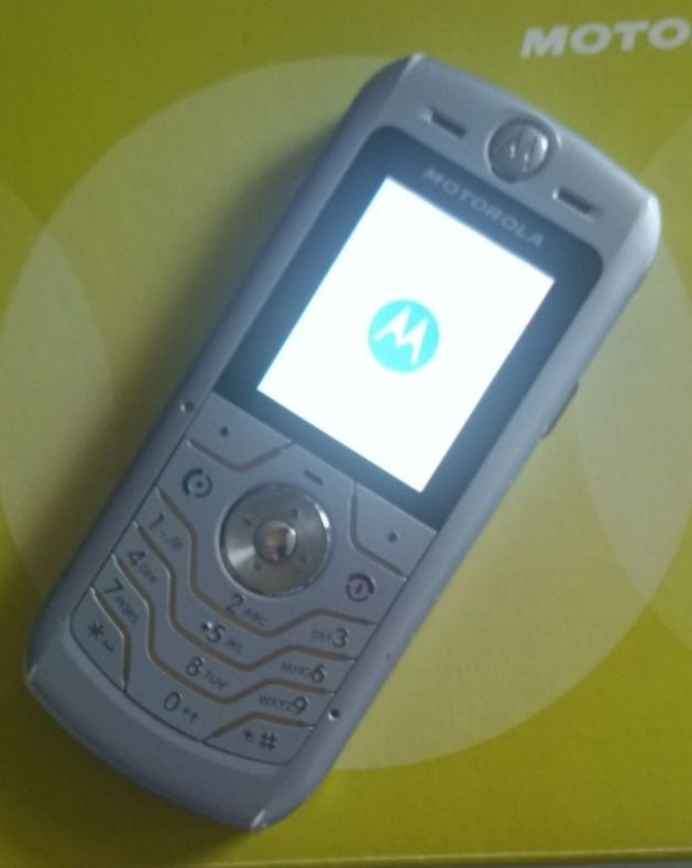 Motorola L 6 z orginalną ładowarką i pudełkiem.