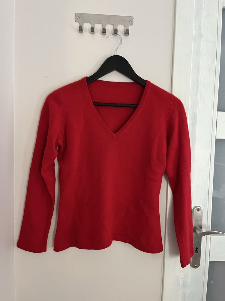 Kaszmirowy czerwony sweter z dekoltem w serek 100% cashmere