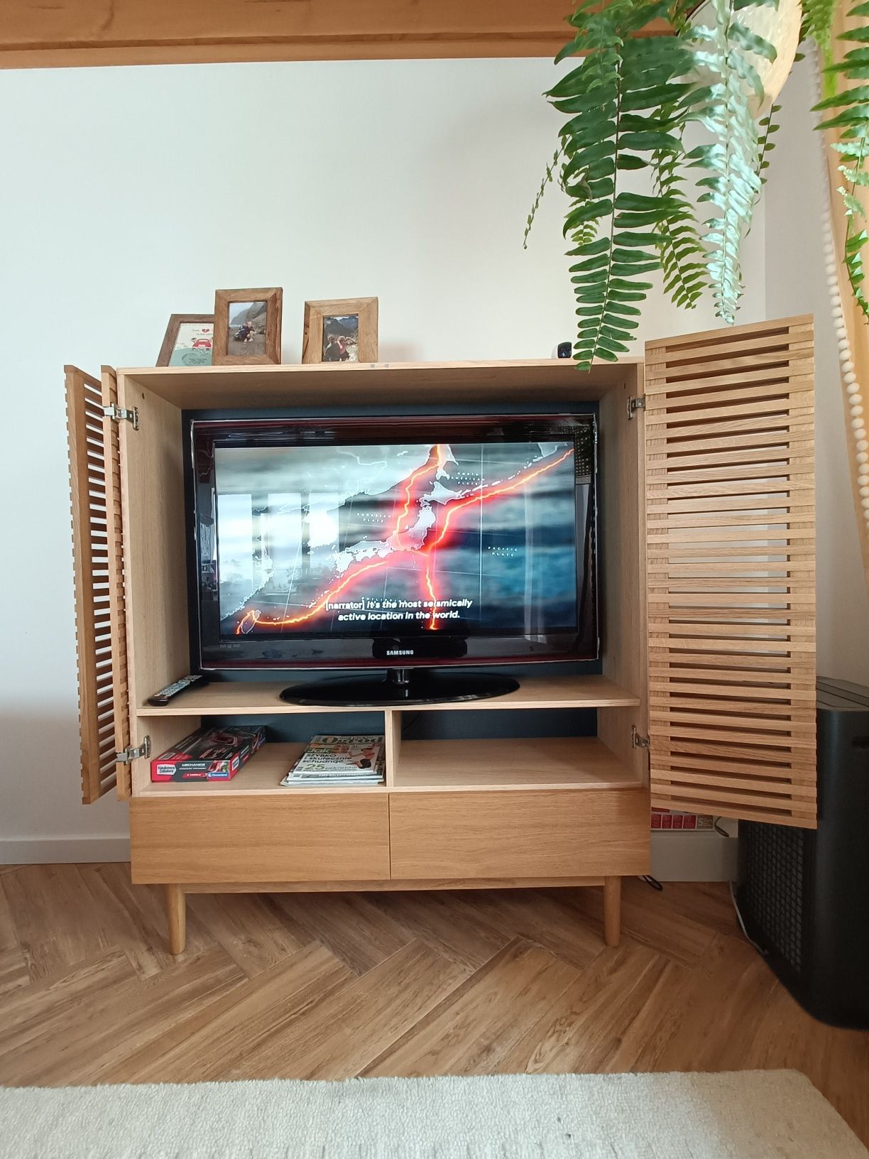 Szafka na telewizor, Boho, ażurowe drzwi, zamykana