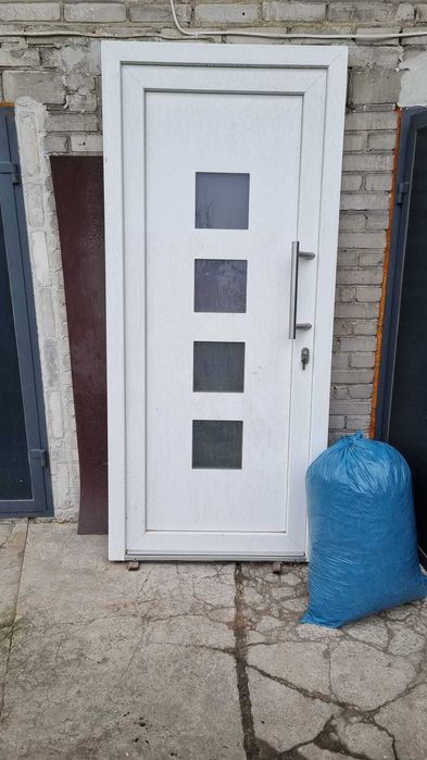 Drzwi zewnętrzne z ościeżnicą stan bardzo dobry