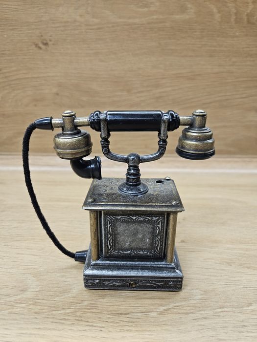 Figurka Zapalniczka gazowa w stylu retro – telefon antyczny (nie dział