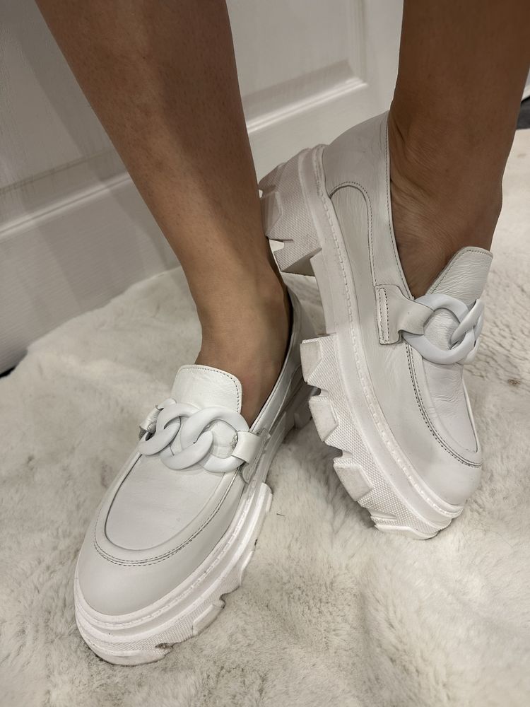 Mokasyny loafersy ovye rozm 39 biale skora