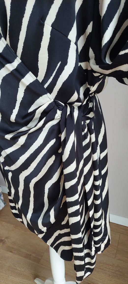 H&M r.L sukienka kopertowa zwierzęcy print / zebra
