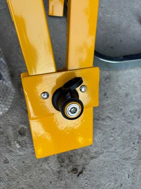Blokada żółta antykradzieżowa na koło do samochodu lub przyczepy