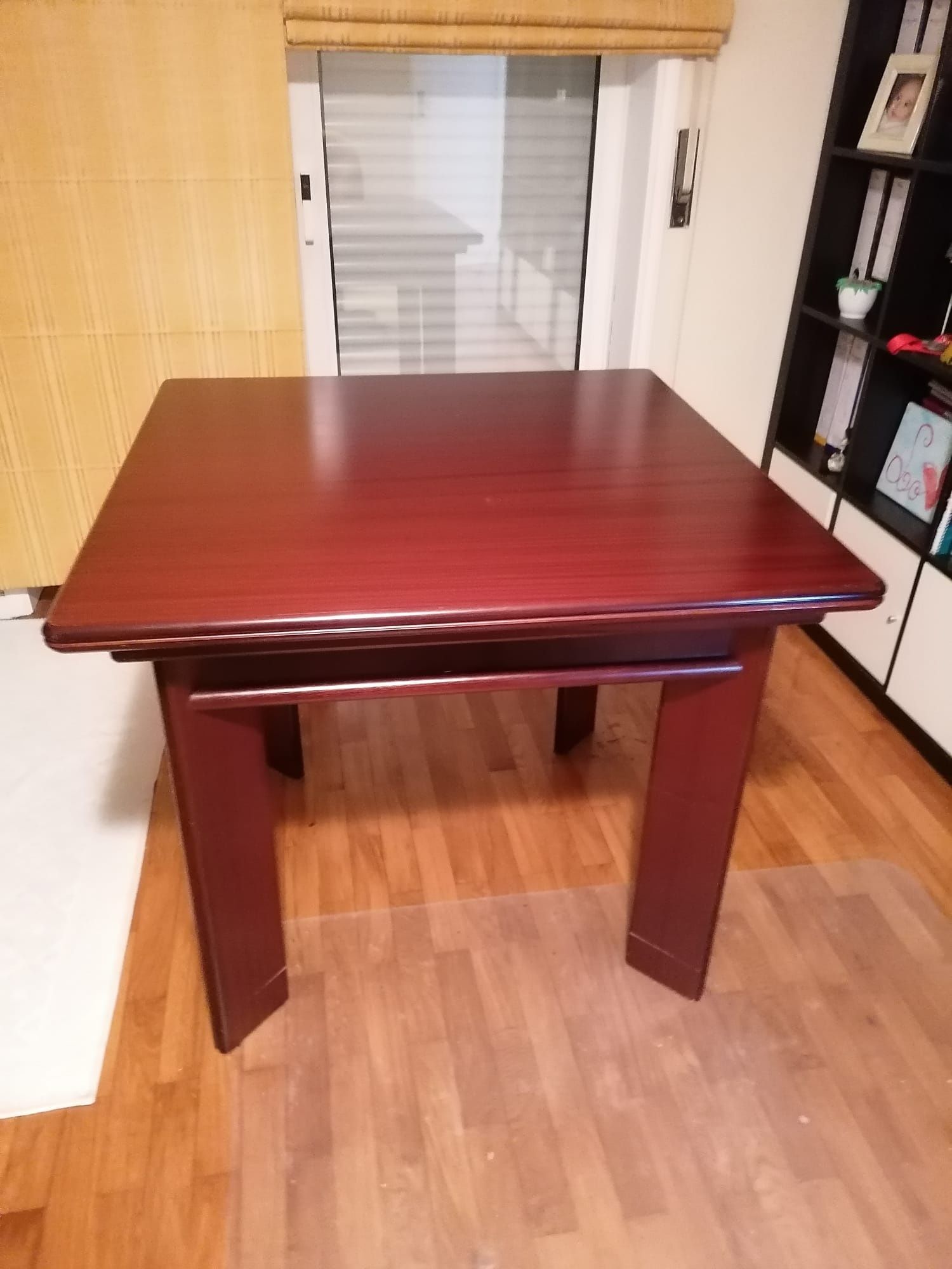 Conjunto mesa e cadeiras de madeira