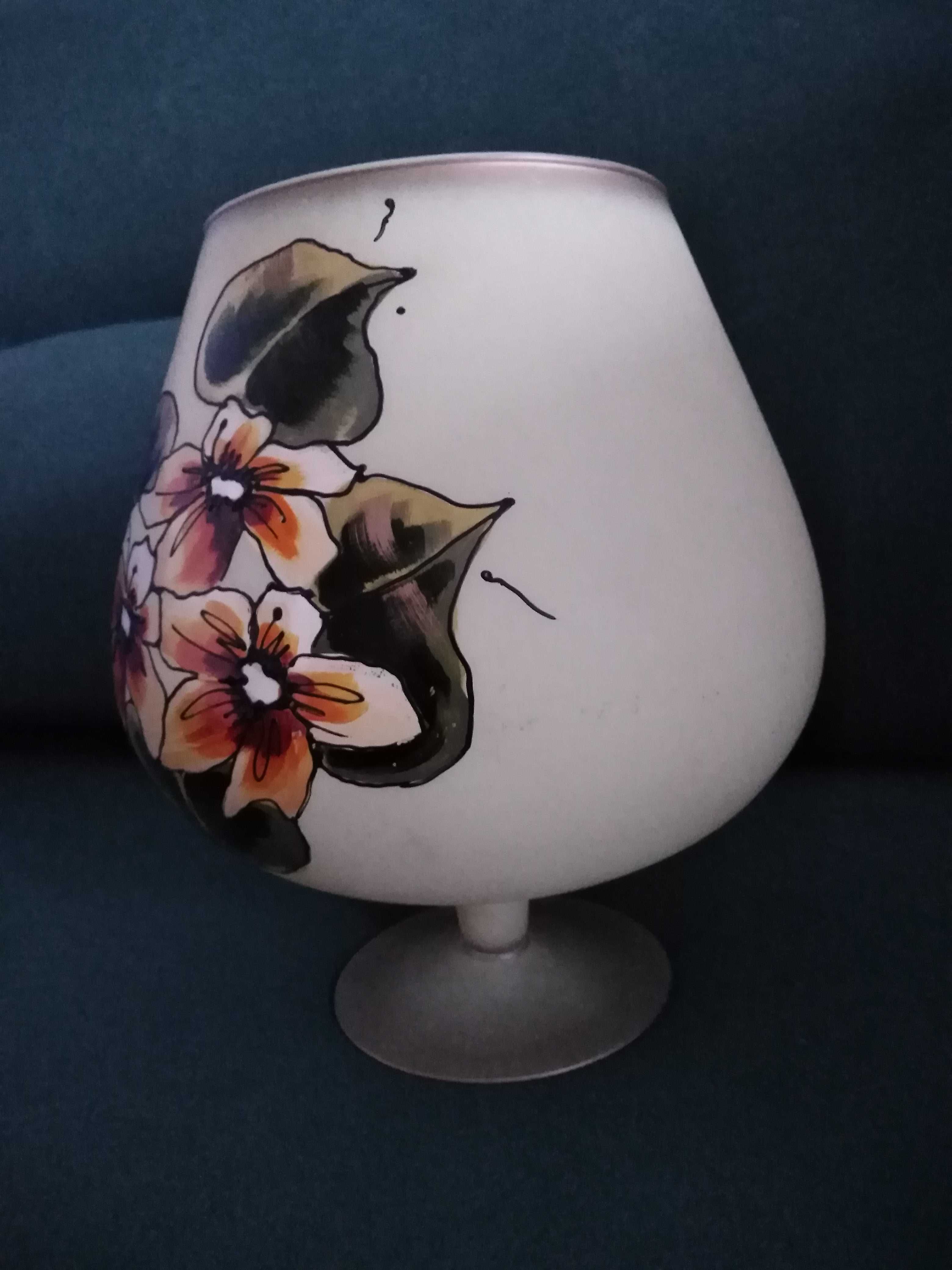 Piękny wazon z motywem kwiatowym