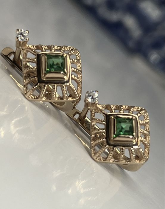 Золоті сережки зі смарагдами.Золотые серьги