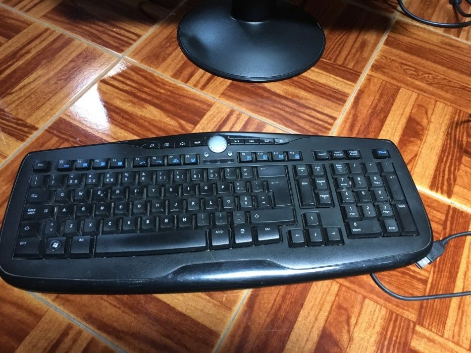 Computador com ecrã e teclado