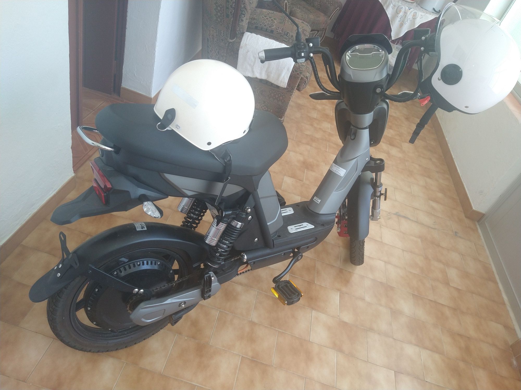 Moto elétrica semi nova