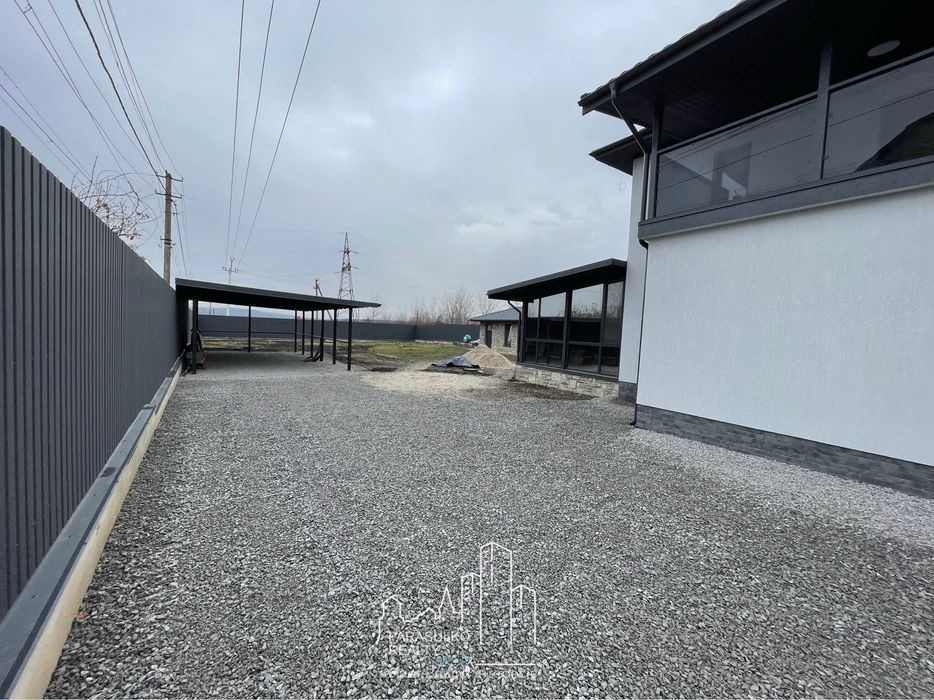 Продам шикарний будинок з меблями та приміадьною технікою